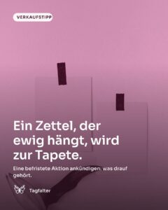 Eine Hand klebt einen Zettel mit Klebeband an eine Schaufensterscheibe. Text im Bild: Verkaufstipp, Ein Zettel, der ewig hängt, wird zur Tapete. Eine befristete Aktion ankündigen: was drauf gehört.
