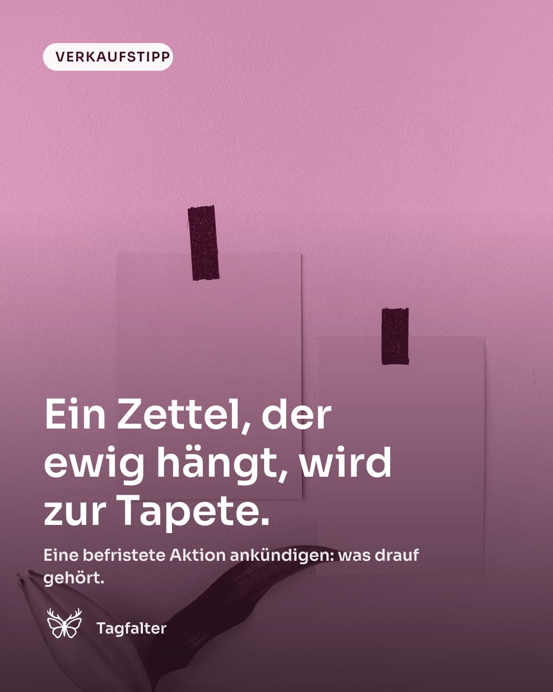 Eine Hand klebt einen Zettel mit Klebeband an eine Schaufensterscheibe. Text im Bild: Verkaufstipp, Ein Zettel, der ewig hängt, wird zur Tapete. Eine befristete Aktion ankündigen: was drauf gehört.