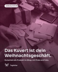 Hände binden eine Schleife um ein Kuvert mit einem Gutschein auf einem Holztisch. Text im Bild: Verkaufstipp, Das Kuvert ist dein Weihnachtsgeschäft. Gutschein als Produkt im Shop, mit Preis und Foto.