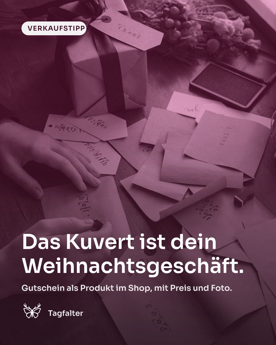 Hände binden eine Schleife um ein Kuvert mit einem Gutschein auf einem Holztisch. Text im Bild: Verkaufstipp, Das Kuvert ist dein Weihnachtsgeschäft. Gutschein als Produkt im Shop, mit Preis und Foto.