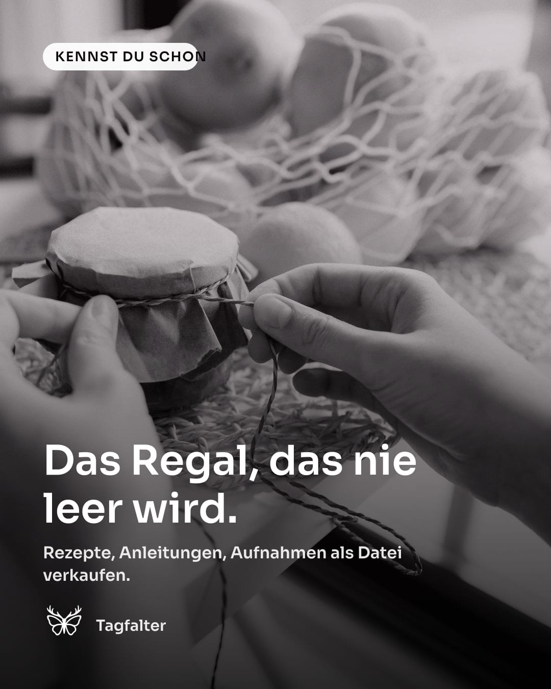 Zwei Hände binden ein Heft aus braunem Papier mit einer Schnur zusammen, auf einem Holztisch. Text im Bild: Kennst du schon, Das Regal, das nie leer wird. Rezepte, Anleitungen, Aufnahmen als Datei verkaufen.