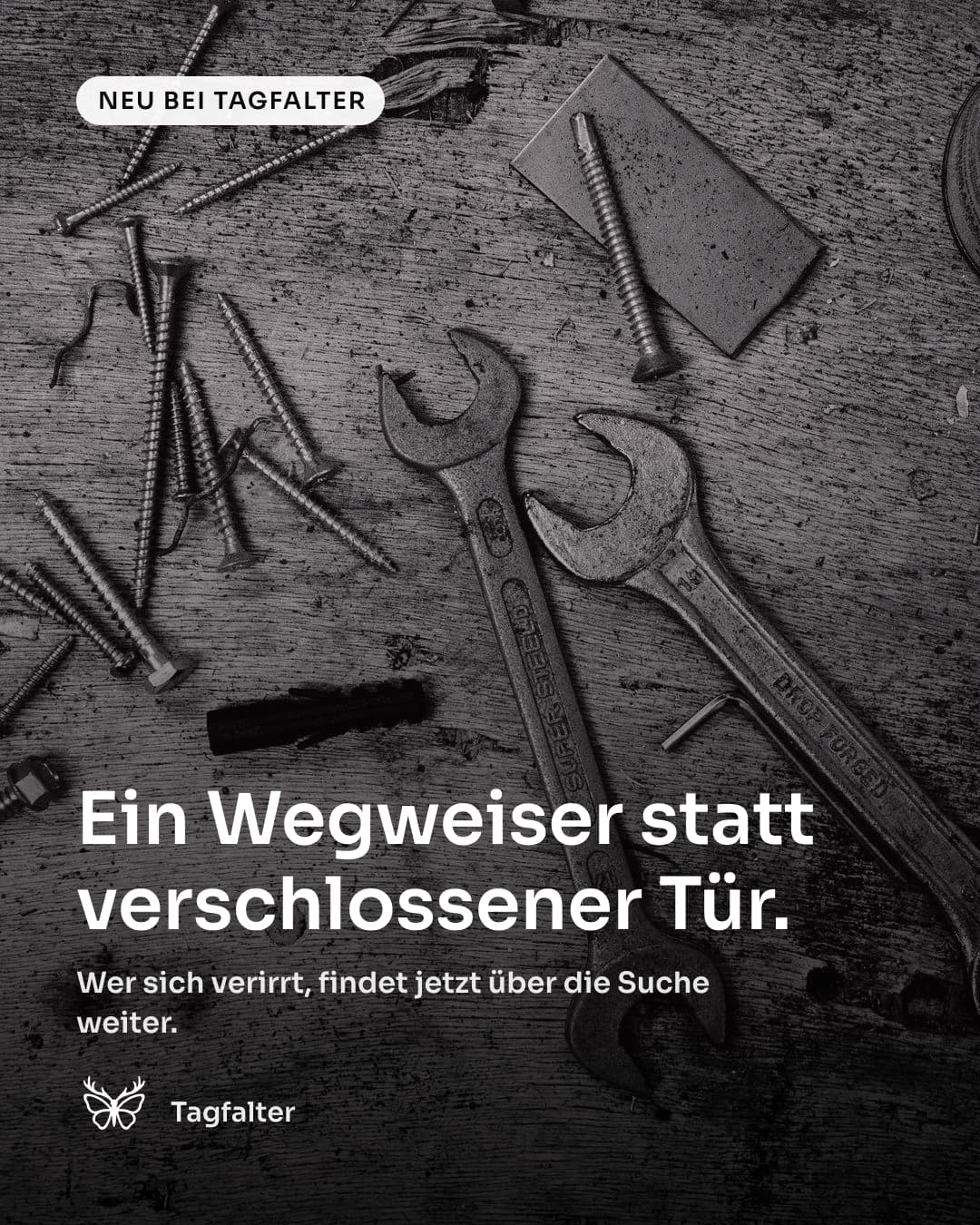 Hände befestigen einen hölzernen Wegweiser an einem Pfosten auf einer Werkbank Text im Bild: Neu bei Tagfalter, Ein Wegweiser statt verschlossener Tür. Wer sich verirrt, findet jetzt über die Suche weiter.