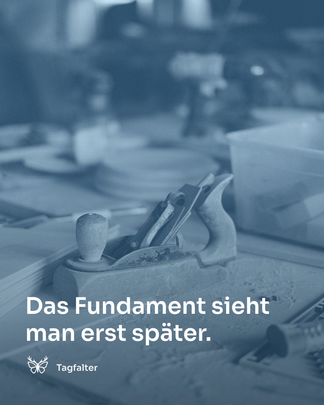 Aufgeräumte Werkbank im Abendlicht mit Handhobel und Holzspänen