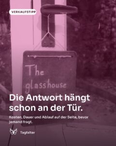Hände schreiben mit Kreide auf eine kleine Tafel, die an einer Holztür hängt. Text im Bild: Verkaufstipp, Die Antwort hängt schon an der Tür. Kosten, Dauer und Ablauf auf der Seite, bevor jemand fragt.