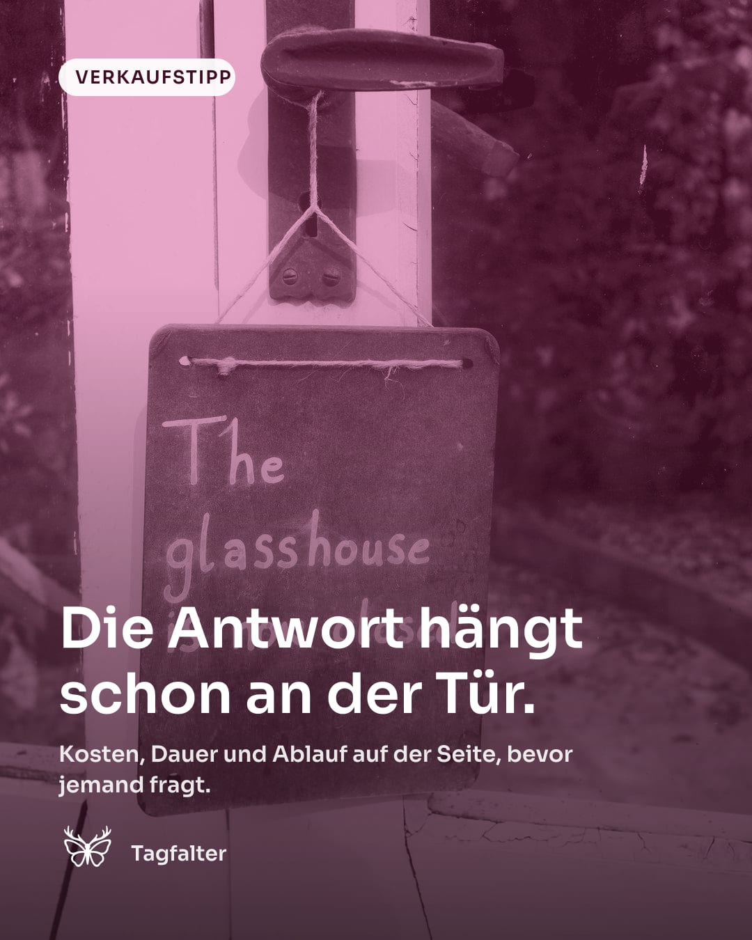 Hände schreiben mit Kreide auf eine kleine Tafel, die an einer Holztür hängt. Text im Bild: Verkaufstipp, Die Antwort hängt schon an der Tür. Kosten, Dauer und Ablauf auf der Seite, bevor jemand fragt.