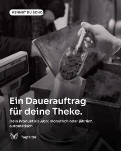 Hände füllen frisch geröstete Kaffeebohnen in eine Papiertüte auf einer Waage. Text im Bild: Kennst du schon, Ein Dauerauftrag für deine Theke. Dein Produkt als Abo: monatlich oder jährlich, automatisch.