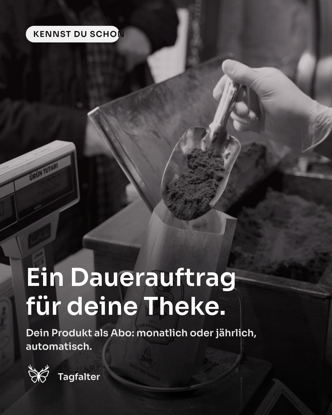 Hände füllen frisch geröstete Kaffeebohnen in eine Papiertüte auf einer Waage. Text im Bild: Kennst du schon, Ein Dauerauftrag für deine Theke. Dein Produkt als Abo: monatlich oder jährlich, automatisch.