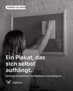 Hände heften ein Plakat mit Reißnägeln an eine Pinnwand aus Kork Text im Bild: Kennst du schon, Ein Plakat, das sich selbst aufhängt. Beiträge automatisch auf Facebook und Instagram.