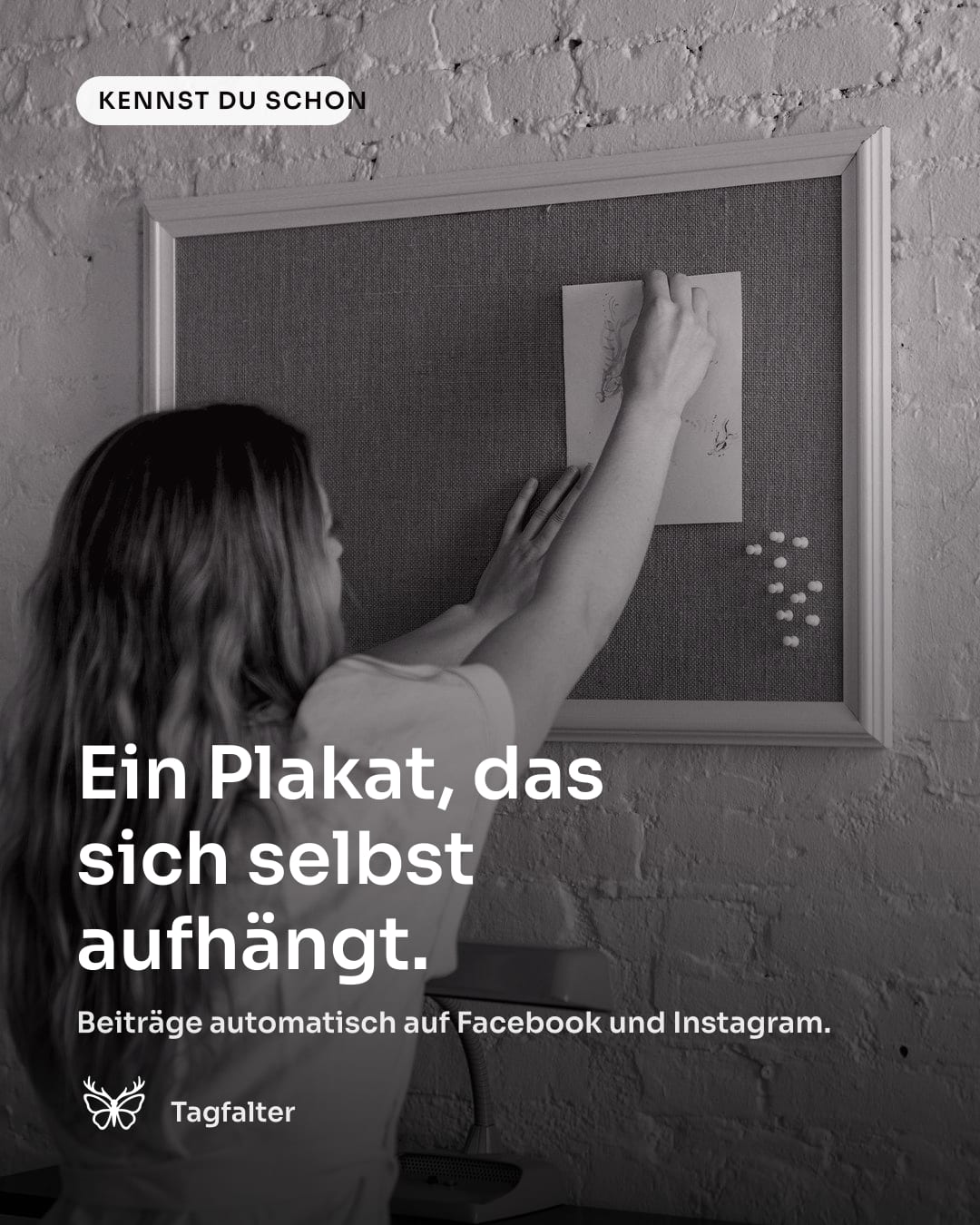 Hände heften ein Plakat mit Reißnägeln an eine Pinnwand aus Kork Text im Bild: Kennst du schon, Ein Plakat, das sich selbst aufhängt. Beiträge automatisch auf Facebook und Instagram.