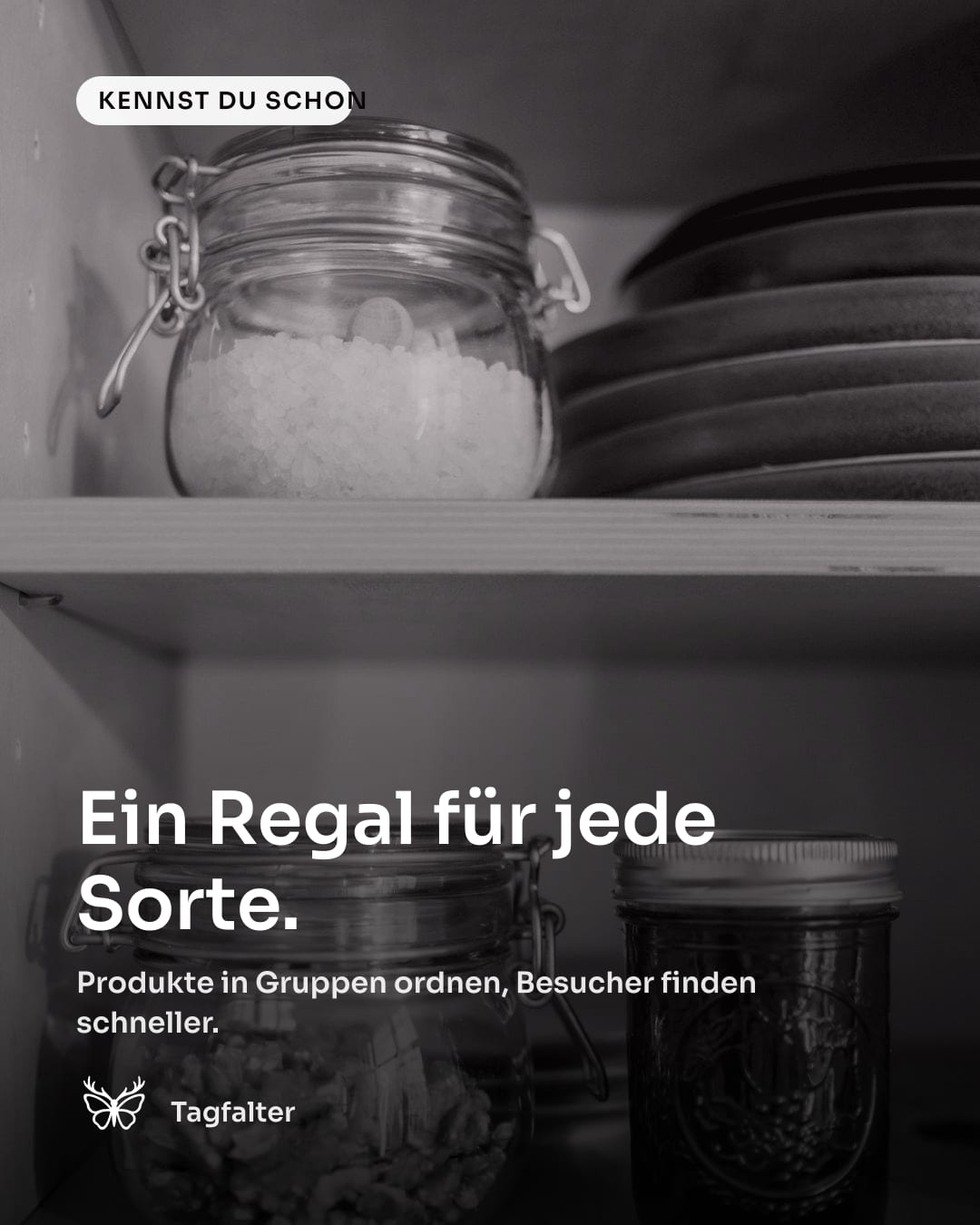 Hände stellen Einmachgläser in ein Holzregal, sortiert nach Sorten. Text im Bild: Kennst du schon, Ein Regal für jede Sorte. Produkte in Gruppen ordnen, Besucher finden schneller.