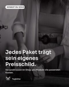 Hände verschnüren ein Paket aus braunem Papier mit Schnur auf einem Holztisch. Text im Bild: Kennst du schon, Jedes Paket trägt sein eigenes Preisschild. Versandklassen im Shop: pro Produkt die passenden Kosten.