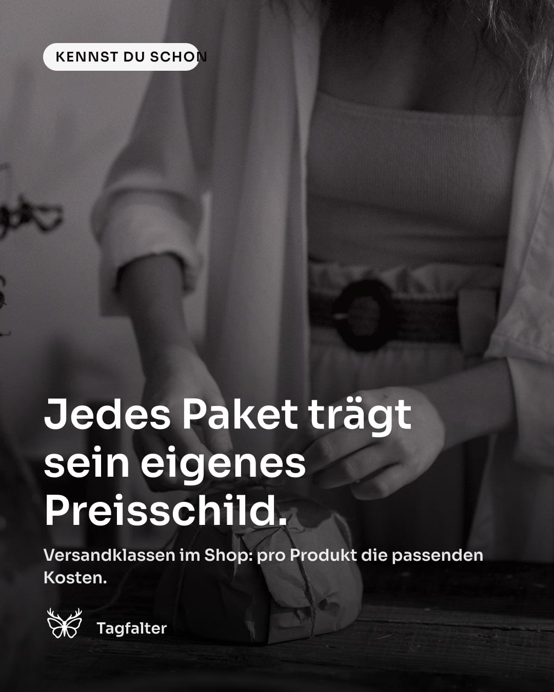 Hände verschnüren ein Paket aus braunem Papier mit Schnur auf einem Holztisch. Text im Bild: Kennst du schon, Jedes Paket trägt sein eigenes Preisschild. Versandklassen im Shop: pro Produkt die passenden Kosten.