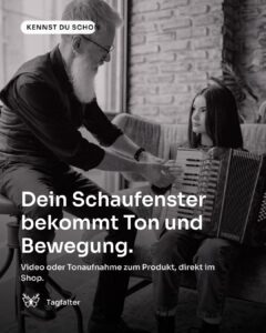 Hände an einer Harmonika auf einer Werkbank, daneben Werkzeug aus Holz und Metall. Text im Bild: Kennst du schon, Dein Schaufenster bekommt Ton und Bewegung. Video oder Tonaufnahme zum Produkt, direkt im Shop.