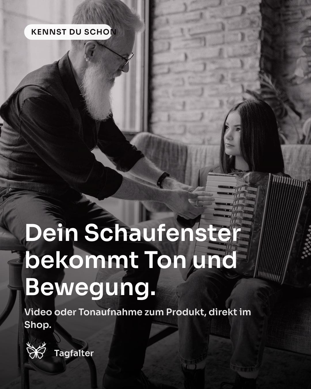 Hände an einer Harmonika auf einer Werkbank, daneben Werkzeug aus Holz und Metall. Text im Bild: Kennst du schon, Dein Schaufenster bekommt Ton und Bewegung. Video oder Tonaufnahme zum Produkt, direkt im Shop.