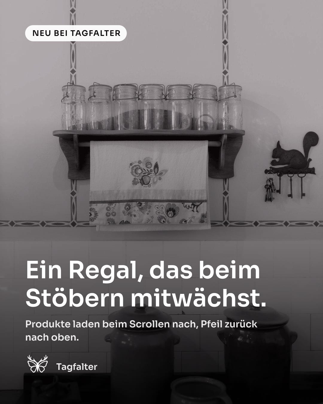 Hände ordnen Gläser in ein langes Holzregal, Reihe für Reihe nachgefüllt. Text im Bild: Neu bei Tagfalter, Ein Regal, das beim Stöbern mitwächst. Produkte laden beim Scrollen nach, Pfeil zurück nach oben.