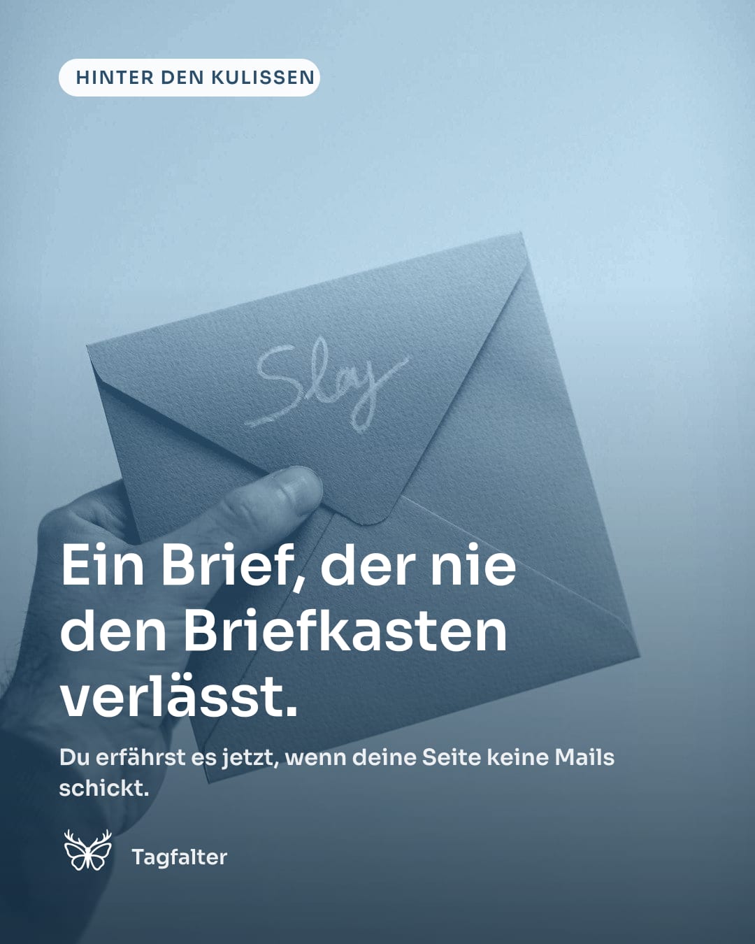 Hände stecken einen Brief in einen alten Briefkasten am Abend. Text im Bild: Hinter den Kulissen, Ein Brief, der nie den Briefkasten verlässt. Du erfährst es jetzt, wenn deine Seite keine Mails schickt.