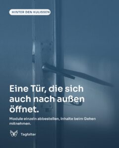 Hände stecken einen Schlüssel in das Schloss einer alten Holztür im Abendlicht. Text im Bild: Hinter den Kulissen, Eine Tür, die sich auch nach außen öffnet. Module einzeln abbestellen, Inhalte beim Gehen mitnehmen.